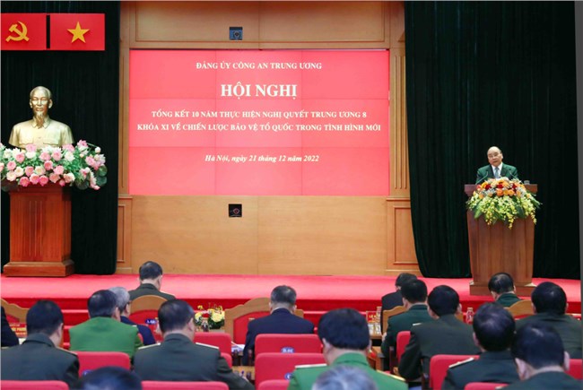 Chủ tịch nước Nguyễn Xuân Phúc dự Hội nghị tổng kết 10 năm Chiến lược bảo vệ Tổ quốc trong tình hình mới (21/12/2022)